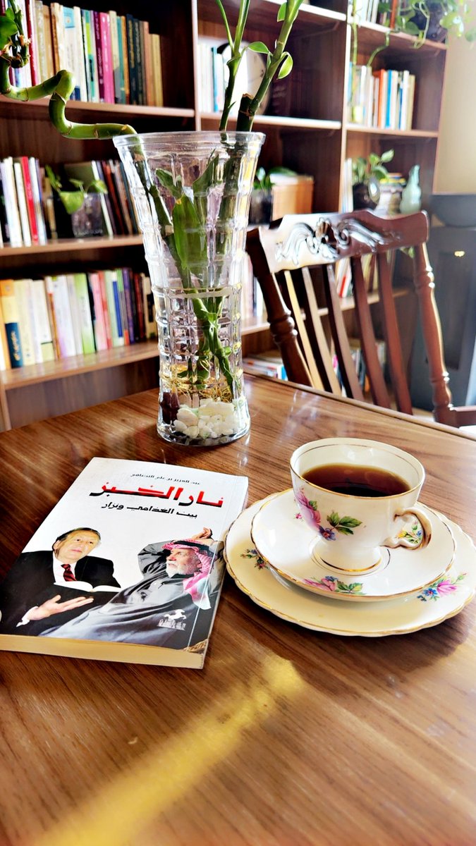 بعد أربعة أيام من المكوث بين صفحاته، بحثاً عن خفة تسند ثقل الأيام الماضية، همس لي كتاب (نار الخبز بين الغذامي ونزار) بأن أمتع الكتب هي التي يكتبها الإعلاميون الذين تدثروا بمعطف الأدب.
والأستاذ عبدالعزيز النصافي الأديب الإعلامي واحد منهم؛ فهو من المؤلفين الذين تستدعي كتبهم مجلس