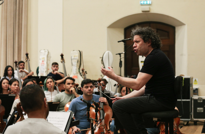 Conciertos de Dudamel y la Sinfónica Simón Bolívar con Coldplay comienzan este viernes

Este hito se enmarca como la cumbre de las celebraciones por los 50 años de El Sistema, reaﬁrmando su lugar como una de las orquestas más inﬂuyentes del mundo.

La orquesta se presentará