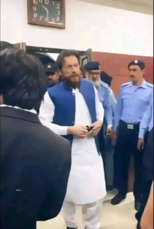 K4mi_i's tweet photo. دیدار مرشد 
لعنت ڈالے بغیر کوئی نا جائے۔ ۔ https://t.co/uhUIHcqj6a
