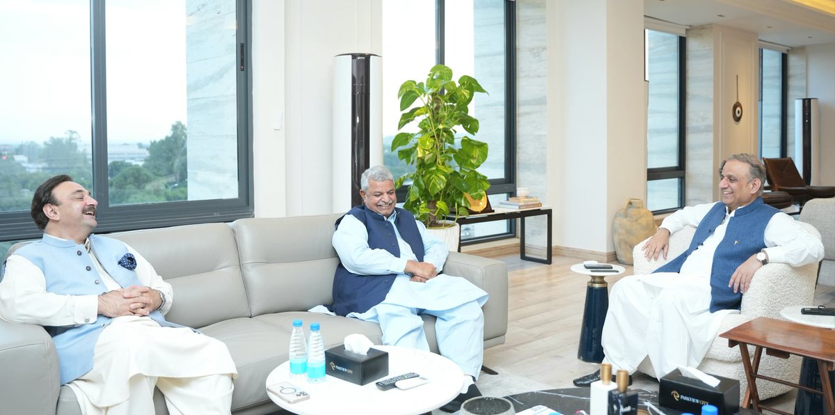 PresidentIPP's tweet photo. صدر استحکام پاکستان پارٹی اور وفاقی وزیر مواصلات عبدالعلیم خان سے پارٹی کے صوبائی صدر رانا نذیر احمد خان اور سابق ایم پی اے راجہ یاور کمال کی ملاقات، مختلف سیاسی و پارٹی امور پر بات چیت..
#AbdulAleemKhan #PresidentIPP #Ministersofcommunication https://t.co/kaBKHQefLC
