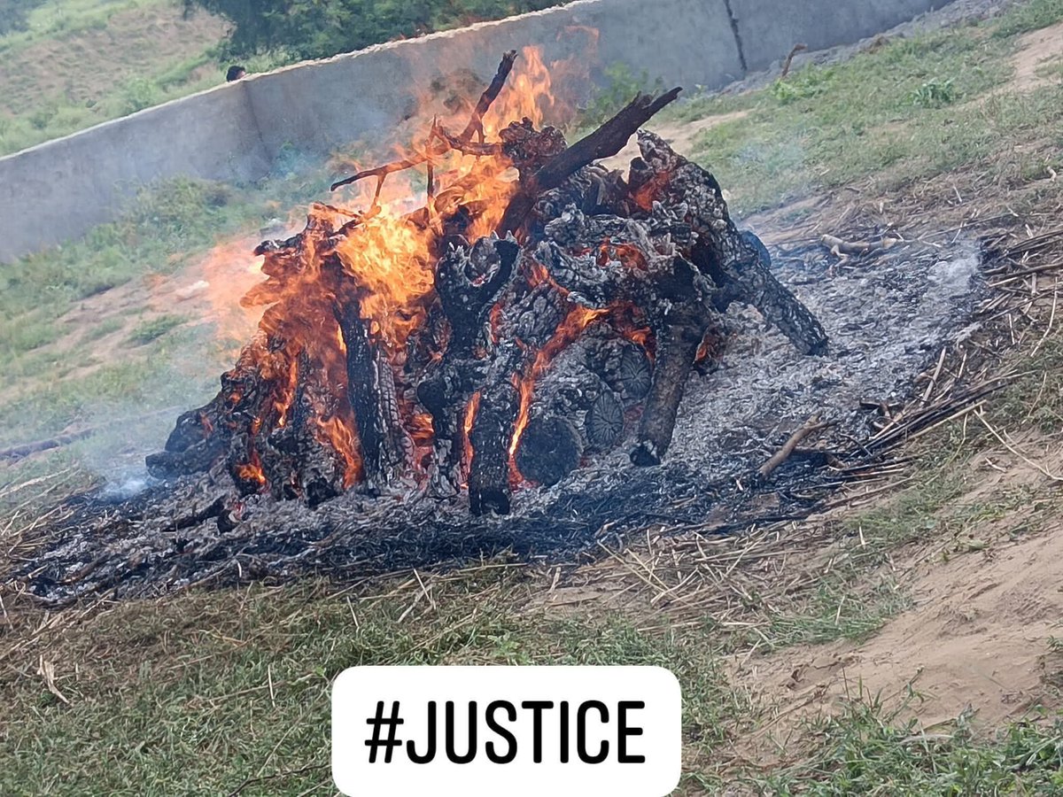 ArunPar08615200's tweet photo. 👉 वा आग भी रोई होगी वा राख भी रोई होगी 
वा मिट्टी भी रोई होगी वो लकड़ी भी रोई होगी
वो धुंआ भी रोया होगा वो गात भी रोया होगा 
 जिसने अग्नि दी है बेबे मनीषा को वो हाथ भी रोया होगा  😭😭😭😭😭
#justiceformanisha
Waheguru ji..🙏 https://t.co/cm5B5tbpio