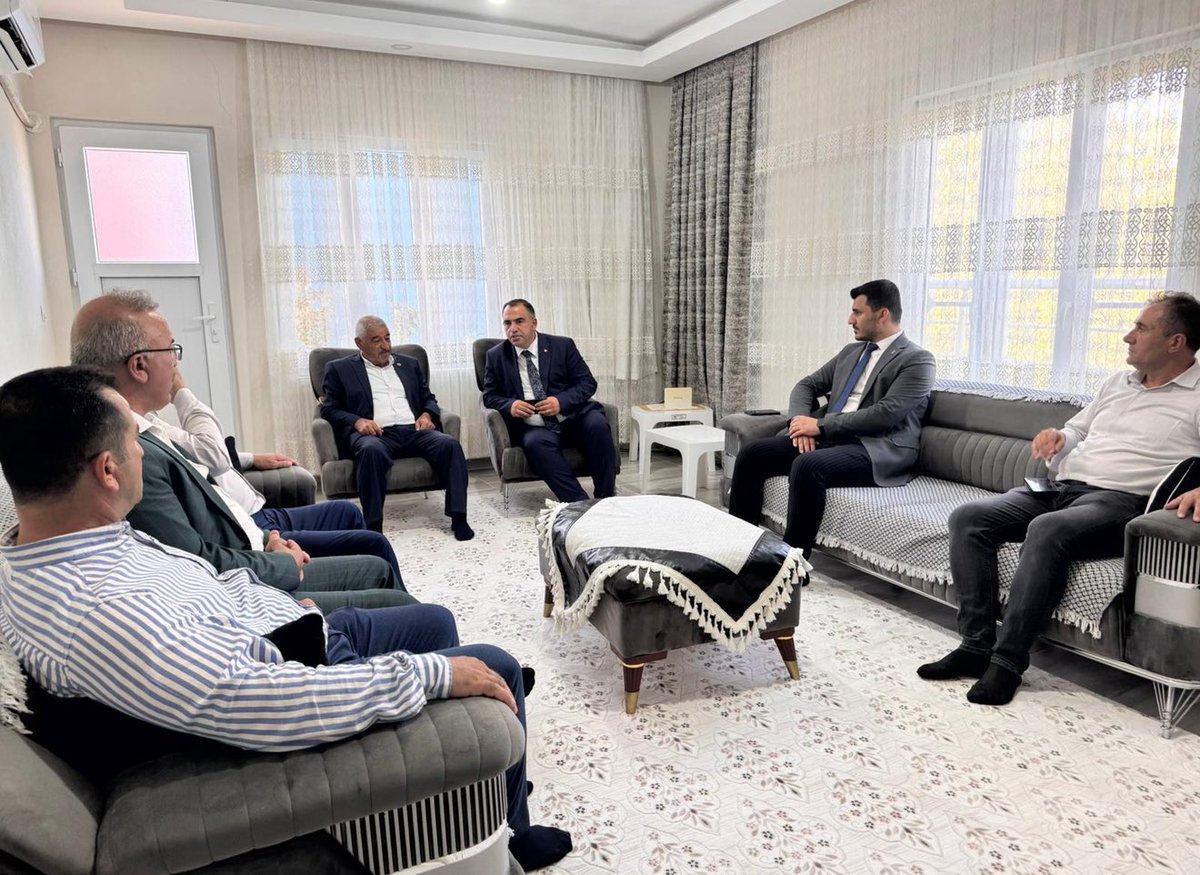 Malikurt14's tweet photo. 📍 Şırnak - İdil

İdil'de Kahraman Gazimiz Hayreddin Baştuğ’u evinde ziyaret ettik.

Vatan uğruna canını feda etmekten çekinmemiş Aziz Şehitlerimiz ve Kıymetli Gazilerimiz, bizlerin en büyük değeri ve kahramanlarıdır.

Onların fedakârlığı sayesinde bugün bu Aziz Bayrak Dalgalanıyor, Ezanlarımız susmuyor.

Minnetle, dua ile… 🇹🇷 @RTErdogan @Akparti @efkanala @abuyukgumus @eyupkadirinan @zorlu77 @TatarArslan @akpartitesklati @akpartisirnak @idilakparti @ibrahimH_Erkan