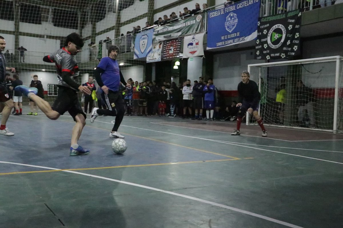 jaimemendezh's tweet photo. Anoche, en el Instituto Leloir, disfrutamos un encuentro de fútbol con profesores y papás de los chicos de las Ligas Unidas del Oeste, en agradecimiento por la tarea deportiva y social que realizan en nuestros barrios #SanMiguel https://t.co/OhoXiOz4Eb