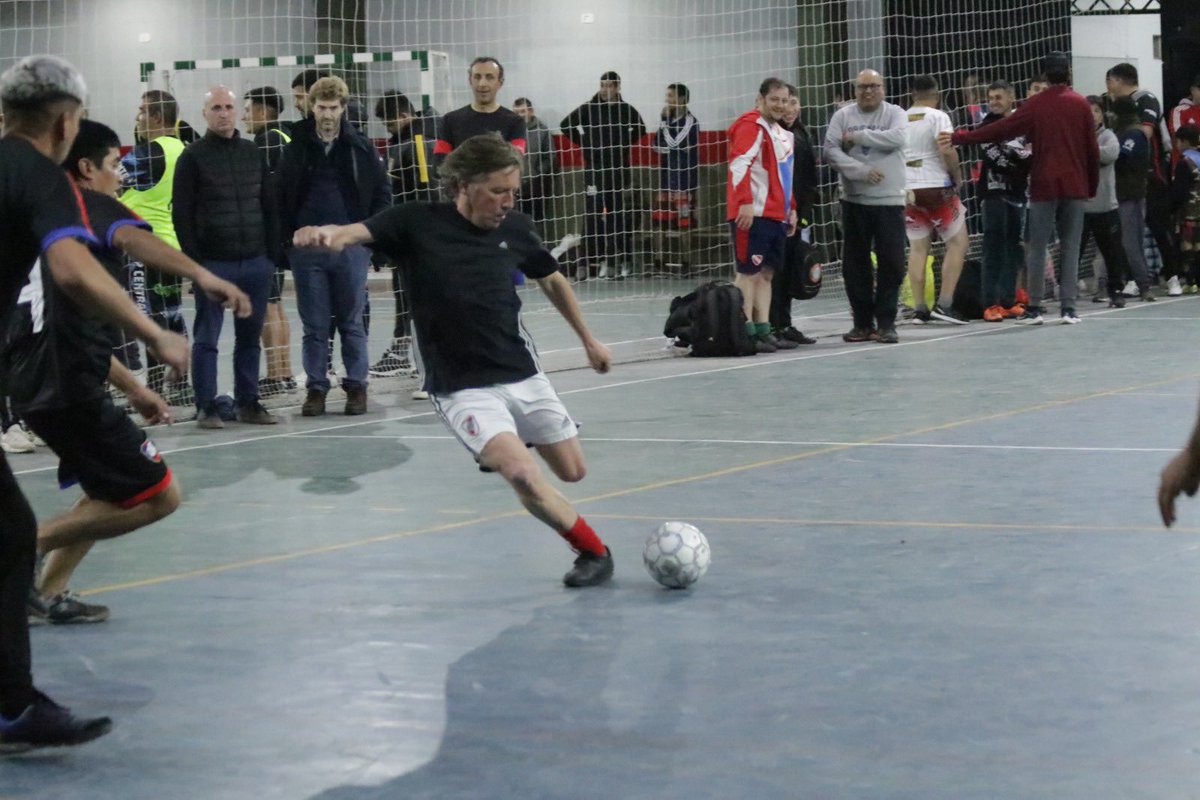jaimemendezh's tweet photo. Anoche, en el Instituto Leloir, disfrutamos un encuentro de fútbol con profesores y papás de los chicos de las Ligas Unidas del Oeste, en agradecimiento por la tarea deportiva y social que realizan en nuestros barrios #SanMiguel https://t.co/OhoXiOz4Eb