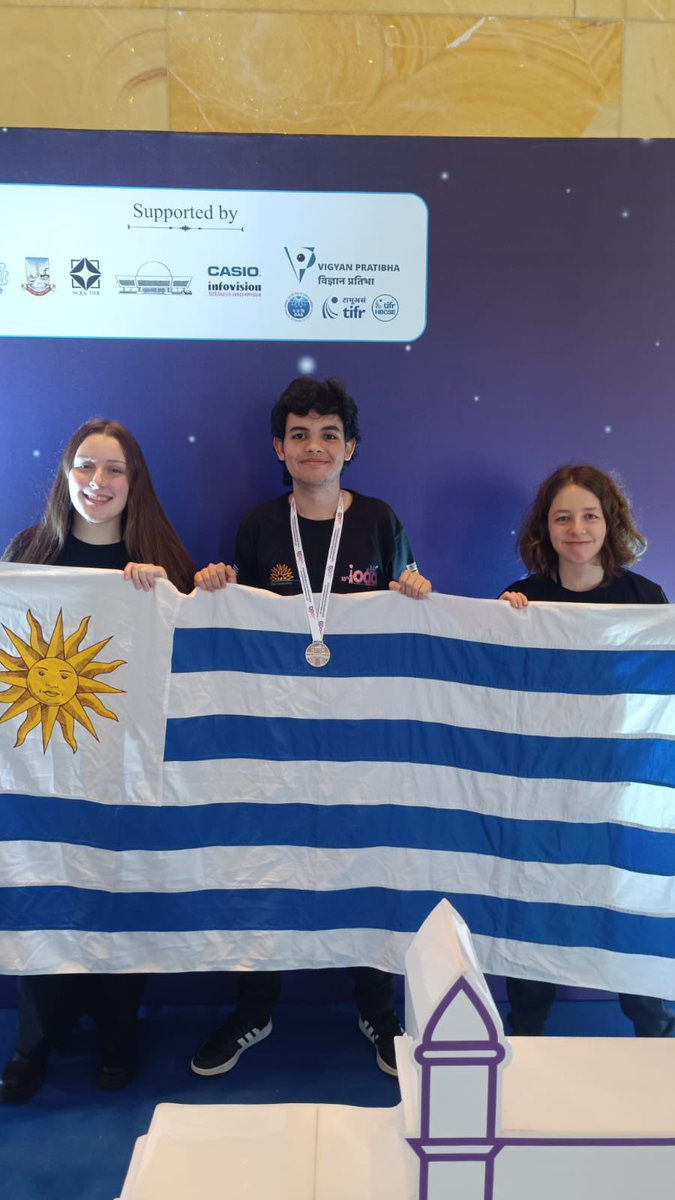 CosseCarolina's tweet image. Felicitacioneeeeessss!!!

Nuestra delegación 🇺🇾 obtuvo medalla de plata en la Olimpiada Internacional de Astronomía y Astrofísica (IOAA), celebrada en Mumbai (Bombay), India.  

@olimp_astro 👏🏼👏🏼👏🏼