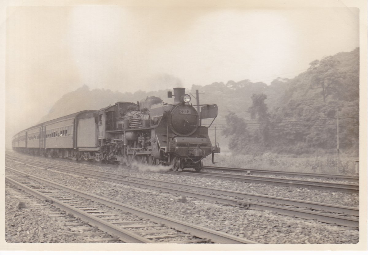 c55 3
筑豊本線
若松区の最若番c55
門デフc55はいいなぁ....
リンゲルマン濃度計の取り付け位置が煙突横？
デフステー上だけじゃなかったみたい。