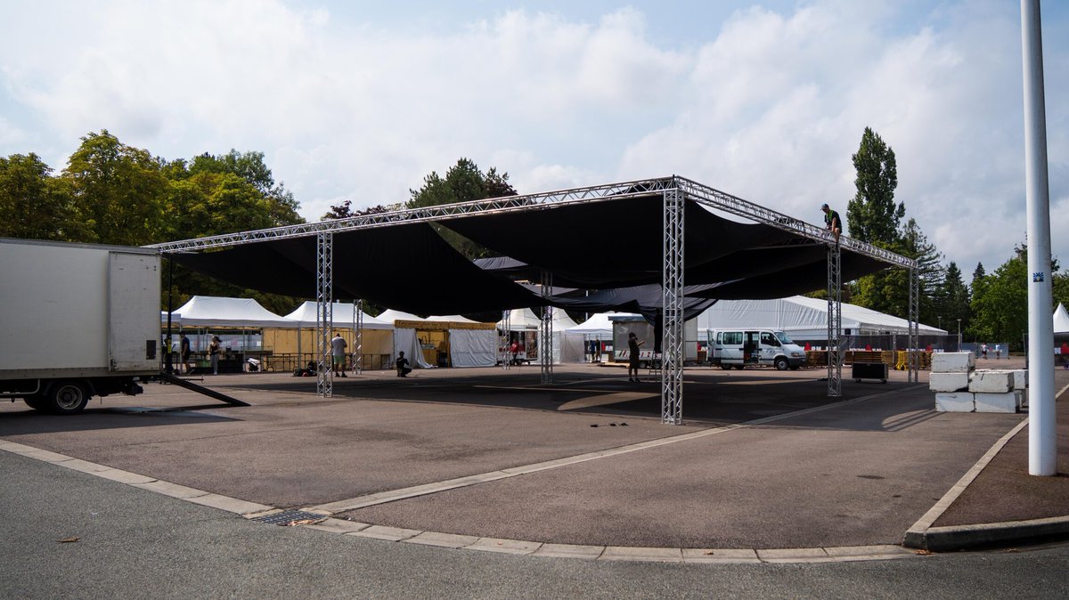 [#Triathlon]  IRONMAN 70.3 Vichy, les coulisses ! 🚧 Les équipes et bénévoles s'activent pour la 10e édition. Le village ouvre dès demain pour 2500 athlètes. On vous attend nombreux ! 🥳