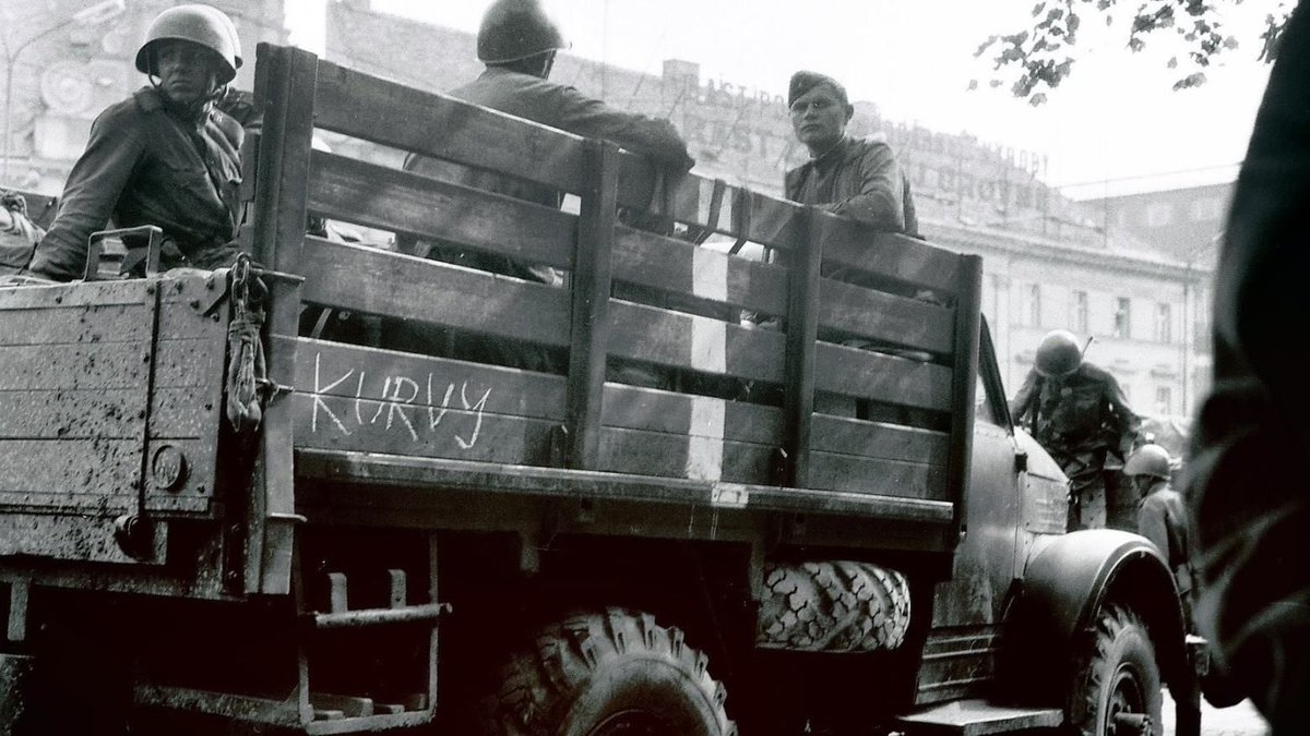 PetrKonen1974's tweet photo. 21.8. 68 Kurvy přišly z Východu. Kurvy z Východu chtějí přijít i teď. Kurvy už si přišly pro Krym a chtěly spolknout i Ukrajinu. Kurvy se spojují s dalšíma kurvama, tak jen pozor, ani to nebyla naše. Napsal @KucerkaMiroslav, který poslal 196 800 Kč na @DronyNemesis Respekt a dík! https://t.co/PLzmgxiCHG