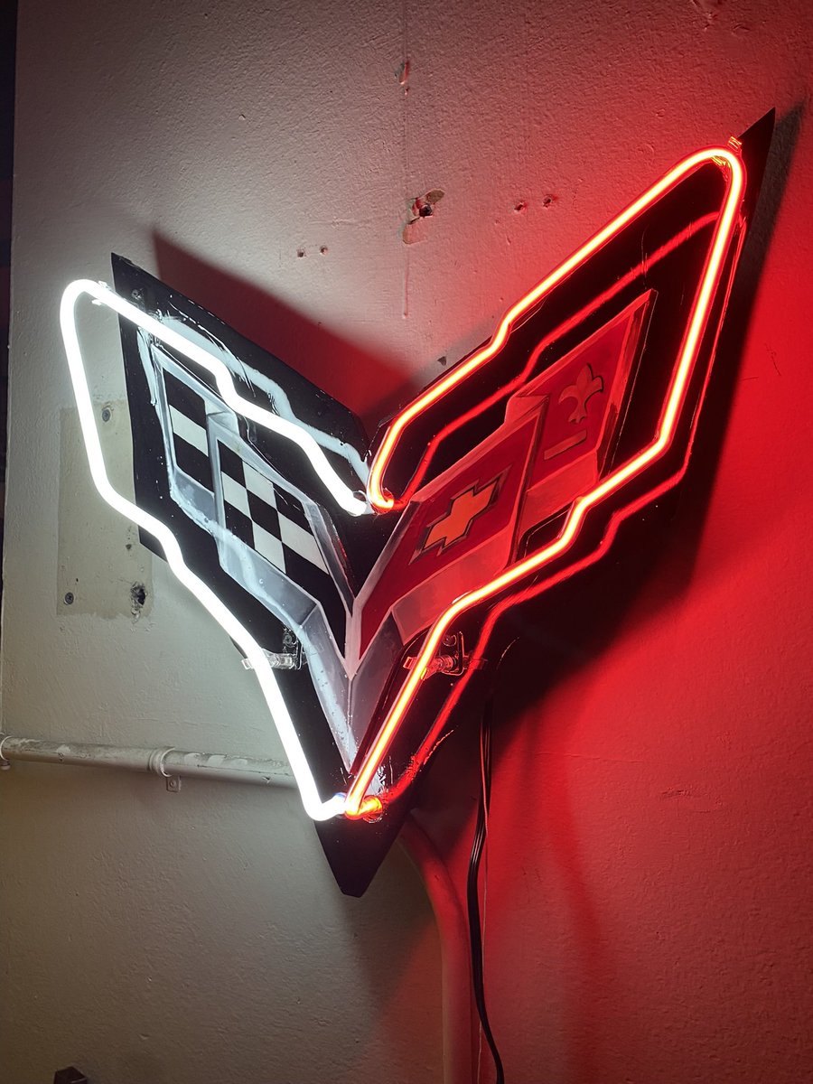 nothing because i didn’t post! but here’s my hand painted corvette logo from glass bending/neon class ‼️

#neon #ArtistOnTwitter