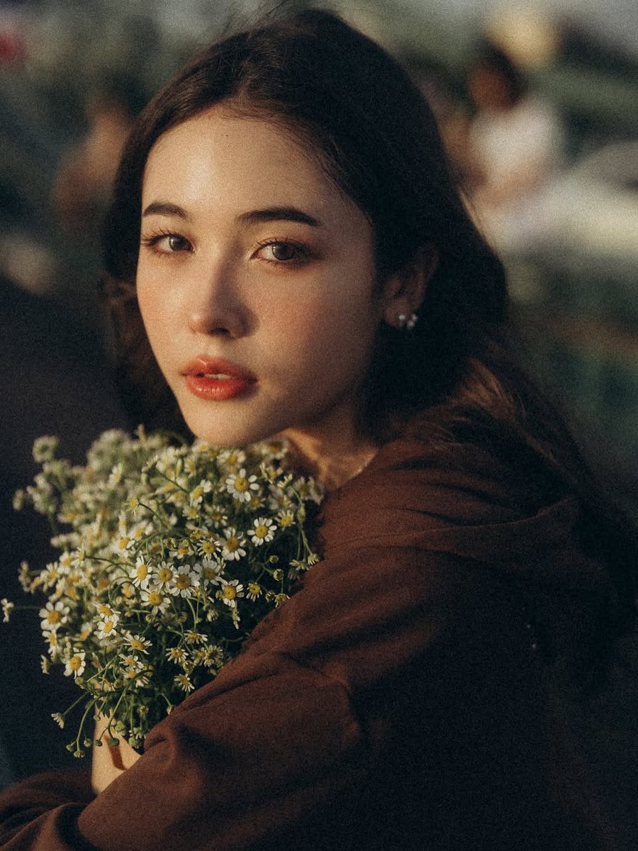 Niky_Thaifan's tweet photo. [ 📸 youknowinever_ 🔁 Book.ams : IG/FB ] 1️⃣

ฟ้าหลังฝน เจิดจรัส 🌅
Her : Niky QRRA
Shot : Book.ams

#23ก้าว #เจิดจรัส #sonythailand 
#SonyThai 
#ปากคลองตลาด #สะพานพุทธ
#filmtone #GoldenHour
#earthtones 

#NiKYWarinrat #NikyQRRA https://t.co/e5FZvqXyc7