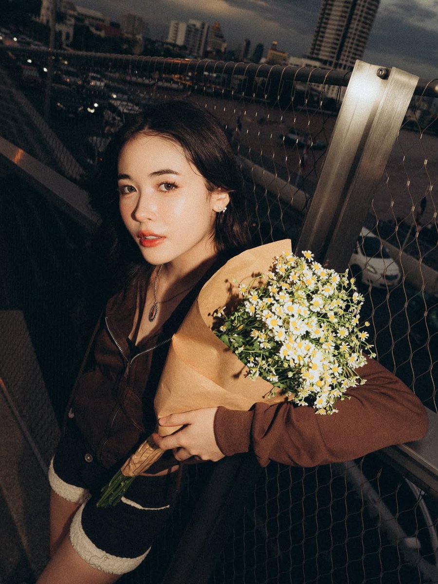 Niky_Thaifan's tweet photo. [ 📸 youknowinever_ 🔁 Book.ams : IG/FB ] 1️⃣

ฟ้าหลังฝน เจิดจรัส 🌅
Her : Niky QRRA
Shot : Book.ams

#23ก้าว #เจิดจรัส #sonythailand 
#SonyThai 
#ปากคลองตลาด #สะพานพุทธ
#filmtone #GoldenHour
#earthtones 

#NiKYWarinrat #NikyQRRA https://t.co/e5FZvqXyc7