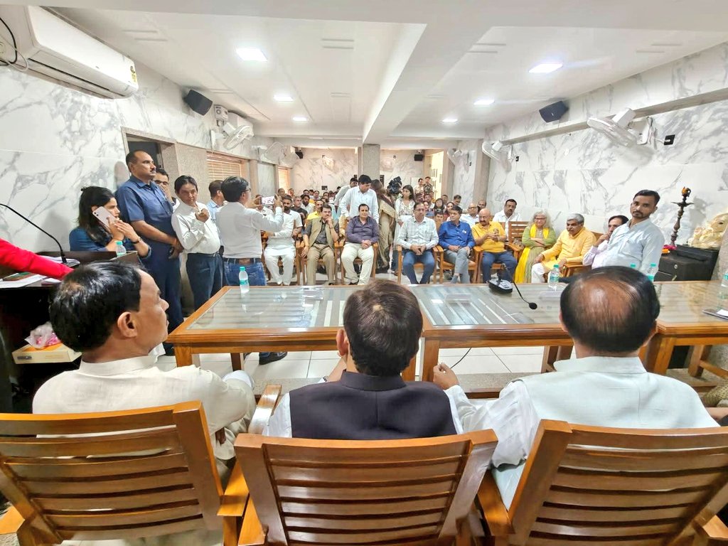 maheshbjpup's tweet image. #नोएडा मीडिया क्लब द्वारा विश्व फोटोग्राफी दिवस पर आयोजित अद्भुत फोटो प्रदर्शनी में आज माननीय सांसद डॉ महेश शर्मा जी के साथ सम्मिलित हुआ। कैमरे की नज़र से समाज का सच और सुंदरता दोनों सामने लाने का कार्य मीडिया बंधु बख़ूबी करते हैl
#WorldPhotographyDay