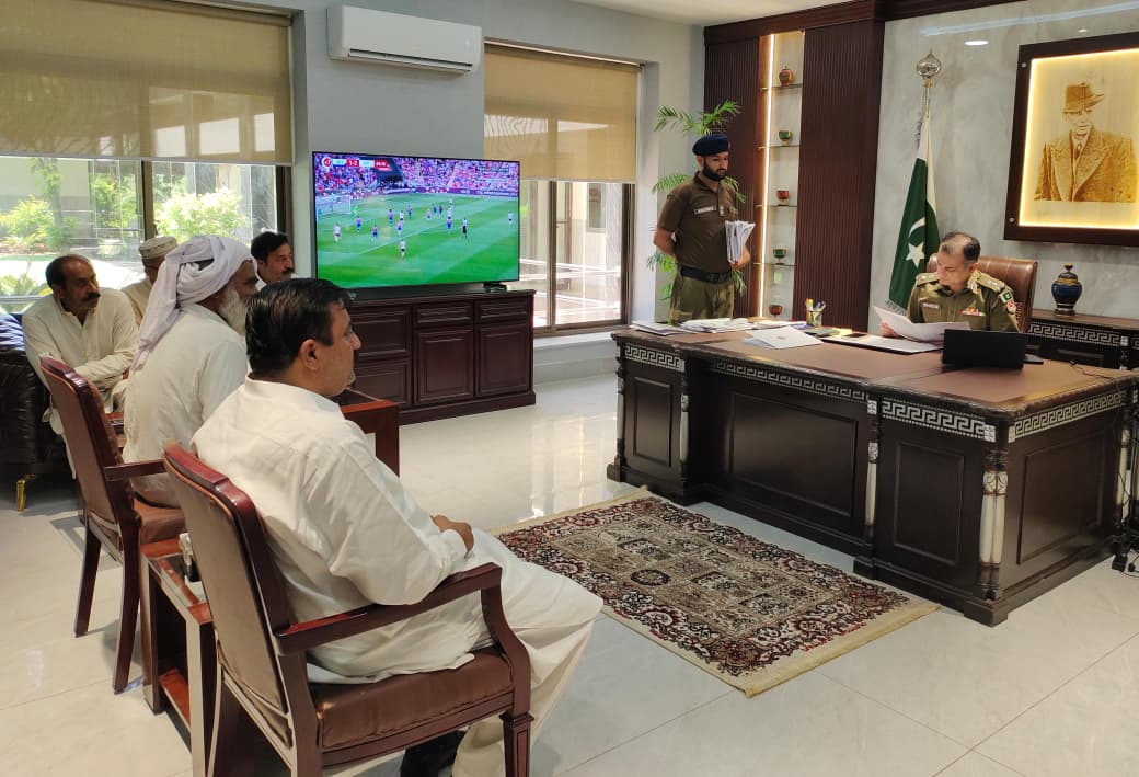 سرگودھا:آر پی اومحمد شہزاد آصف خان کی طرف سے کھلی کچہری کا انعقاد کیا گیا جس میں ریجن بھر سے آئے شہریوں نے شرکت کی۔ انہوں نے تمام شہریوں کے مسائل سنے اور اُن کے فوری حل کے لیے متعلقہ افسران کو احکامات جاری کرتے ہوئے رپورٹ طلب کر لی۔ترجمان سرگودھا ریجن پولیس