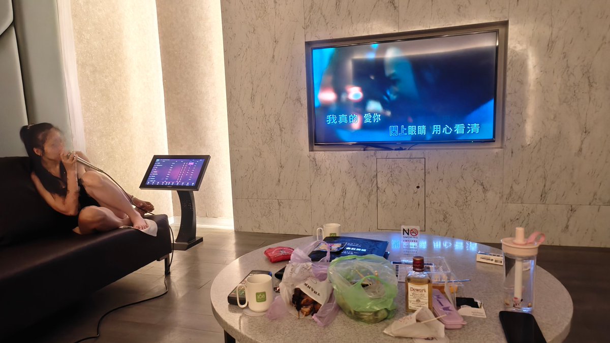 太邊緣了約不到人

只好夫妻倆自己開房唱歌 https://t.co/m0M0VZgfMy