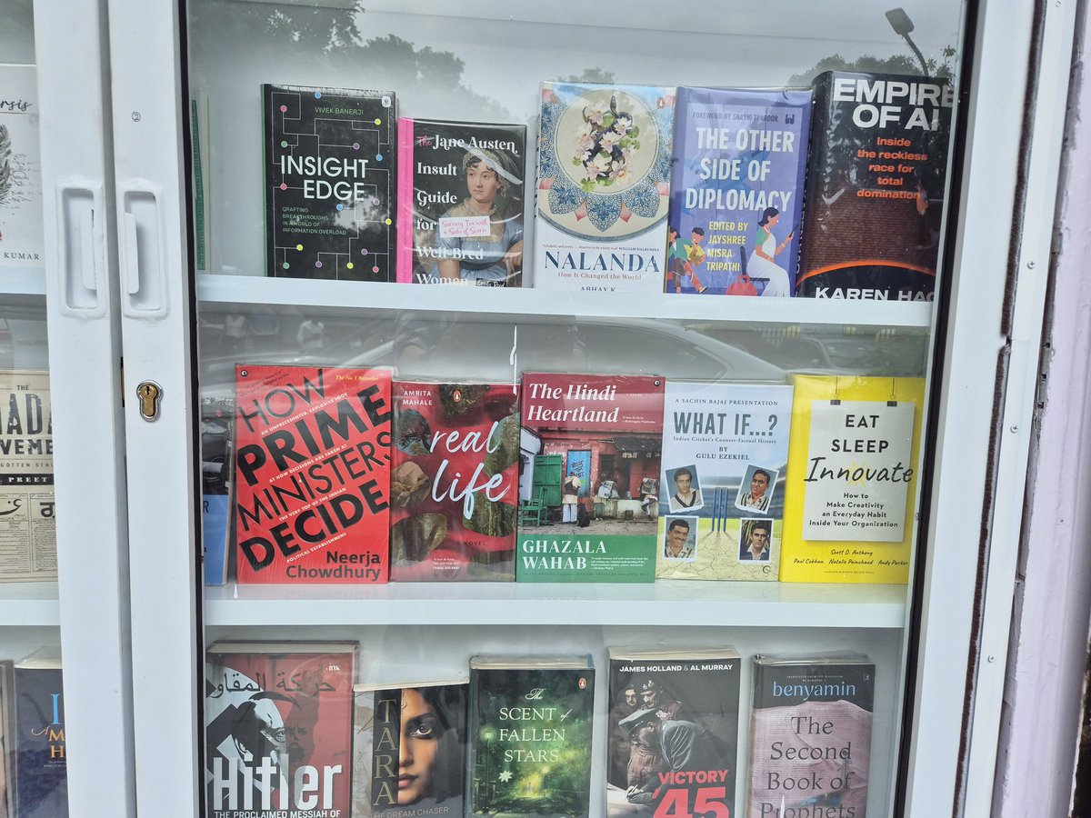 ghazalawahab's tweet photo. Visiting @Bahrisons_books to sign #TheHindiHeartland #BornaMuslim & #ThePeacemakers was a feeling beyond description. @Rajnimalhotra really makes you feel like a celebrity. Much gratitude. Also, what a feeling to spot the book in the window before entering d store
@AlephBookCo https://t.co/XDXw8VOpvE