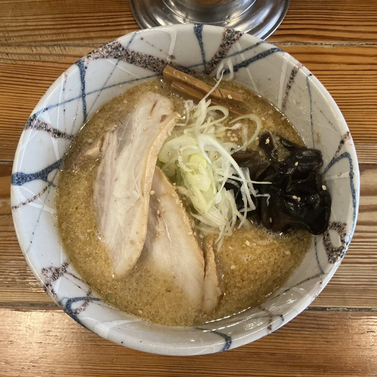 watanabejuan's tweet photo. 淡路町「風来居 神田秋葉原店」で、しおらーめん。「山頭火」と比べると、業務用感は控えめで、ゴマが多めです。 https://t.co/ExgssM7vgh