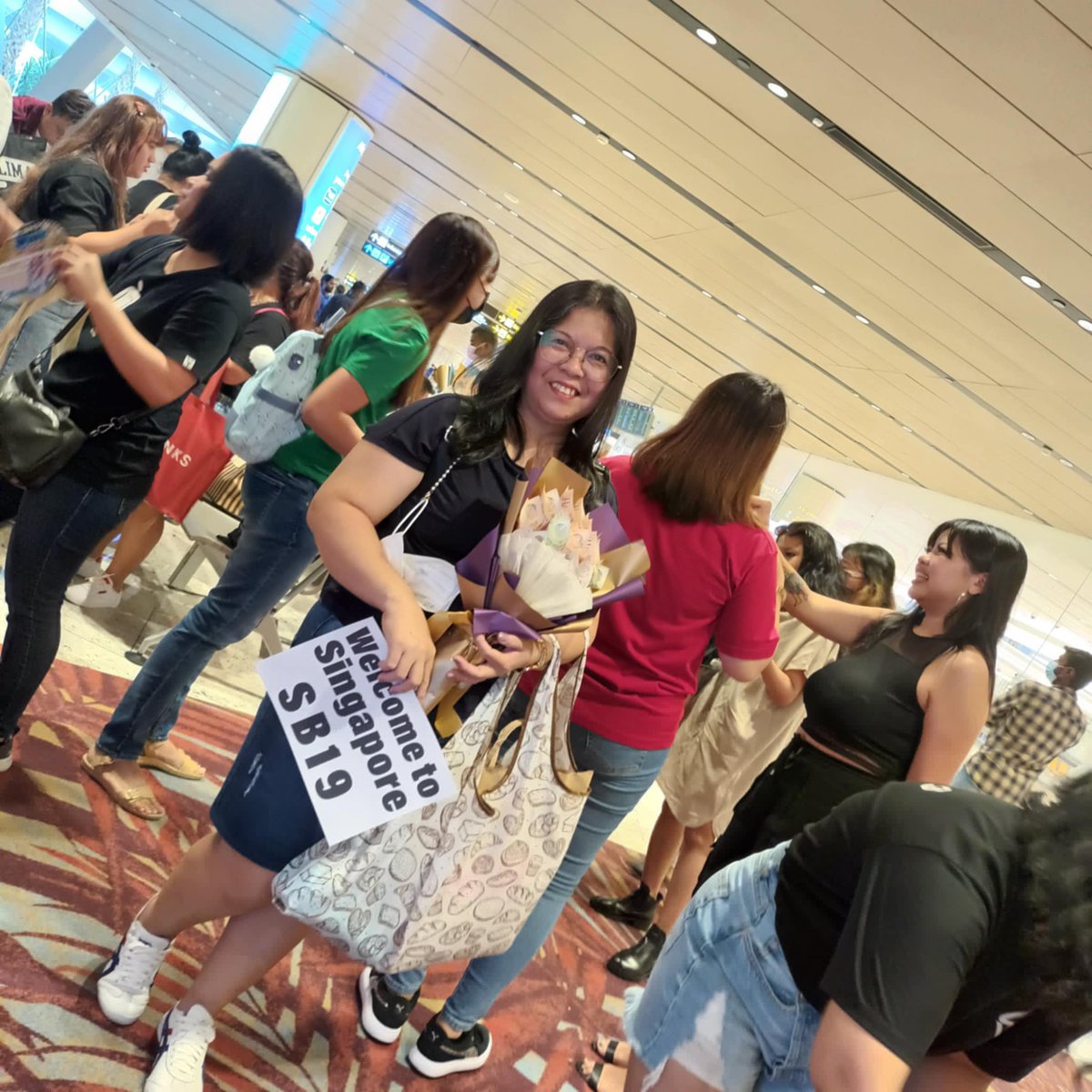 OH DIBA NAGSALUBONG DIN AKO HAHAHA CHAROT
2022 PA PALA TO SORRY HAHAHAHA SAYANG HINDI NAKASAMA HAHAHA

SB19 BACK IN SINGAPORE
<a href="/SB19Official/">SB19 Official</a> #SB19
#SB19SingaPOWER