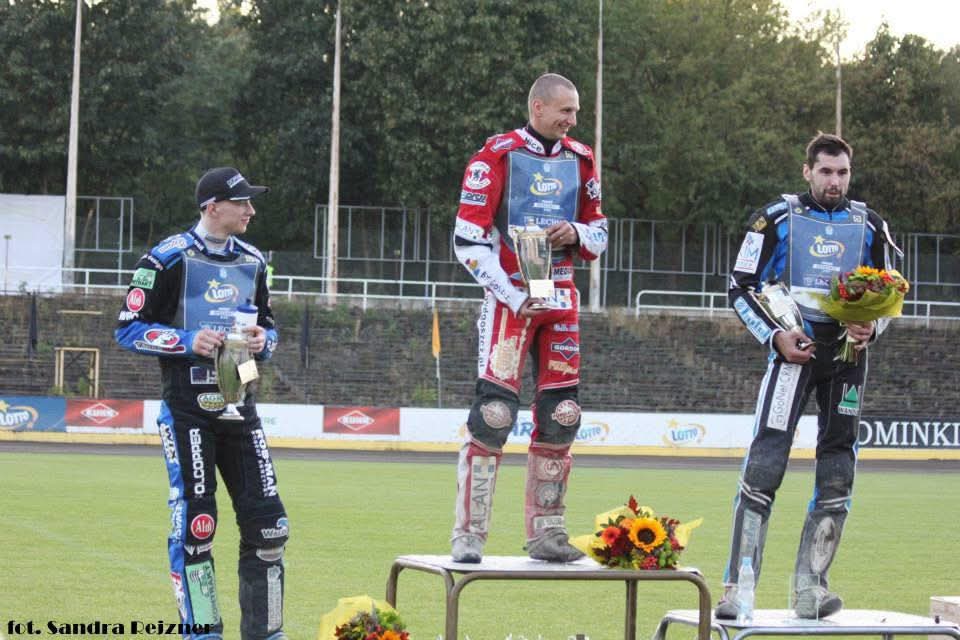 pszpoznan's tweet photo. 🔟 lat temu w Poznaniu odbył się cykl Lotto Poznań Speedway Cup – wydarzenie, które otworzyło nowy rozdział w historii żużla na Golęcinie 💛🖤

🏁 Wtedy najlepszy okazał się Marcin Jędrzejewski, reprezentujący w tamtym czasie Polonię Bydgoszcz, który zwyciężył w klasyfikacji generalnej trzech turniejów❗️��

Dziś wspominamy tamte emocje i początki reaktywacji poznańskiego speedwaya po 4 latach przerwy.
👉 A Wy❓Jak pamiętacie pierwsze zawody po powrocie żużla na Golęcin❓Podzielcie się w komentarzach 💬

📸: Sandra Rejzner