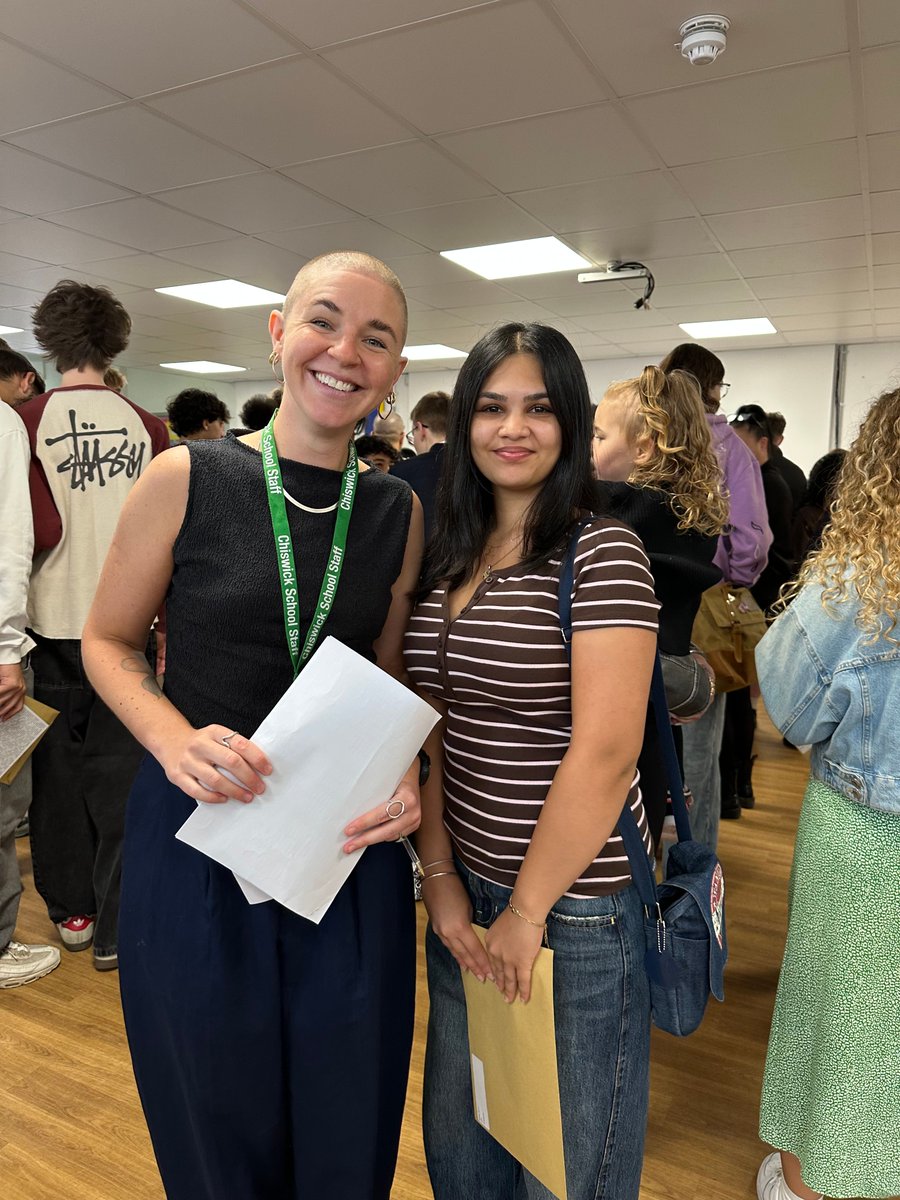 ChiswickSchool's tweet photo. 🎉 Chiswick School celebrates a fantastic set of GCSE &amp; Vocational results!
 A huge well done to our brilliant students, families &amp; dedicated staff ���
 ✨ 32% of grades awarded were 7–9
 ✨ 80% of students achieved 4–9 in English &amp; Maths (vs around 60% nationally) https://t.co/oEVc0IVvMd