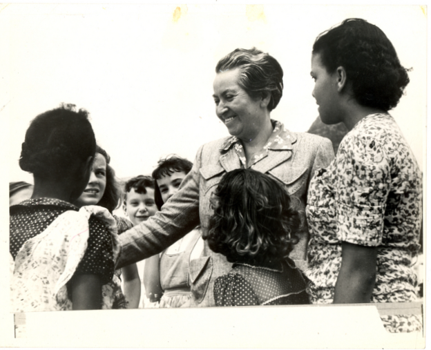 Biblioteca Nacional (@bnchile) on Twitter photo Gabriela Mistral vivió en Brasil desde 1940 hasta 1945. Allí el 15 de nov. de 1945, mientras estaba en Petrópolis, recibió la noticia del Premio Nobel de Literatura a través de la radio. La noticia fue confirmada más tarde por un telegrama oficial.
📸 BNd bibliotecanacionaldigital.gob.cl/bnd/623/w3-art… Gabriela Mistral vivió en Brasil desde 1940 hasta 1945. Allí el 15 de nov. de 1945, mientras estaba en Petrópolis, recibió la noticia del Premio Nobel de Literatura a través de la radio. La noticia fue confirmada más tarde por un telegrama oficial.
📸 BNd bibliotecanacionaldigital.gob.cl/bnd/623/w3-art…