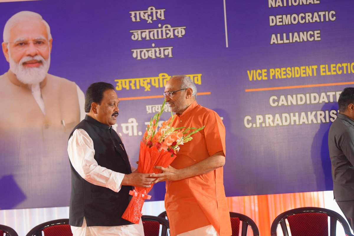 एनडीए की ओर से उपराष्ट्रपति पद के उम्मीदवार श्री सी. पी. राधाकृष्णन जी से मिलकर उन्हें  बधाई एवं शुभकामनाएँ दिया।
#ndameeting #VicePresidentElection2025 
#vicepresidentelection