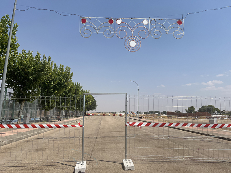 Este año la Feria comienza ¡UN DÍA ANTES!, desde este viernes por la noche hasta el 28. Debido a las obras en la zona, se ha habilitado un nuevo aparcamiento, señalizado e iluminado, detrás del pabellón Gemma Arenas. ¡Importante! Prohibido entrar en la zona de obras por seguridad