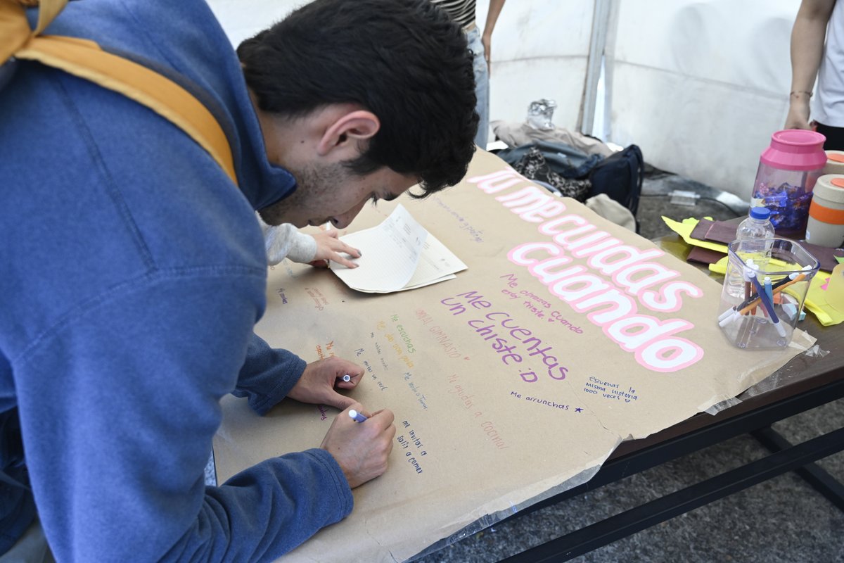 UniJaveriana's tweet photo. 💛🤍💙Durante estos días llevamos a cabo la Semana de la Vida Saludable, en la que reconocemos y fortaleceremos las redes de cuidado.

En esta semana institucional se busca sensibilizar a la Comunidad Educativa Javeriana sobre la importancia del cuidado de sí mismo, de los demás y del ambiente, como aporte a la consolidación de una Universidad que promueve la salud y el bienestar.

Este 2025 cumplimos 20 años de implementación continua de este espacio que ha permitido reconocer las acciones y el compromiso institucional constante por el cuidado de la salud de todos nuestros integrantes, a través del fortalecimiento del trabajo articulado entre las distintas unidades y facultades para resaltar la potencia del aporte colectivo que hace de nuestra Universidad un referente del bienestar y cuidado.

Conoce la programación completa aquí: https://t.co/3Wy5KNTqJx