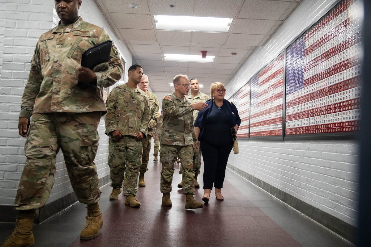 FFAA de Uruguay y <a href="/CTNationalGuard/">Connecticut National Guard</a> celebran 25 años de trabajo en conjunto infodefensa.com/texto-diario/m…  Ministra @mdn_uruguay <a href="/sandralazo2/">Sandra Lazo</a> encabezó delegación oficial y visita en Estados Unidos.