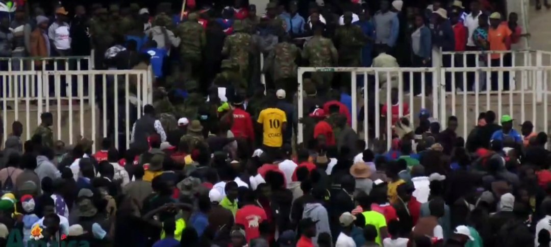 The semi-final between St. Joseph’s Boys Kitale and Musingu Scorpions has been abandoned after fans invaded the pitch following a late Musingu equalizer that leveled the score at 1-1.

#FootballKE