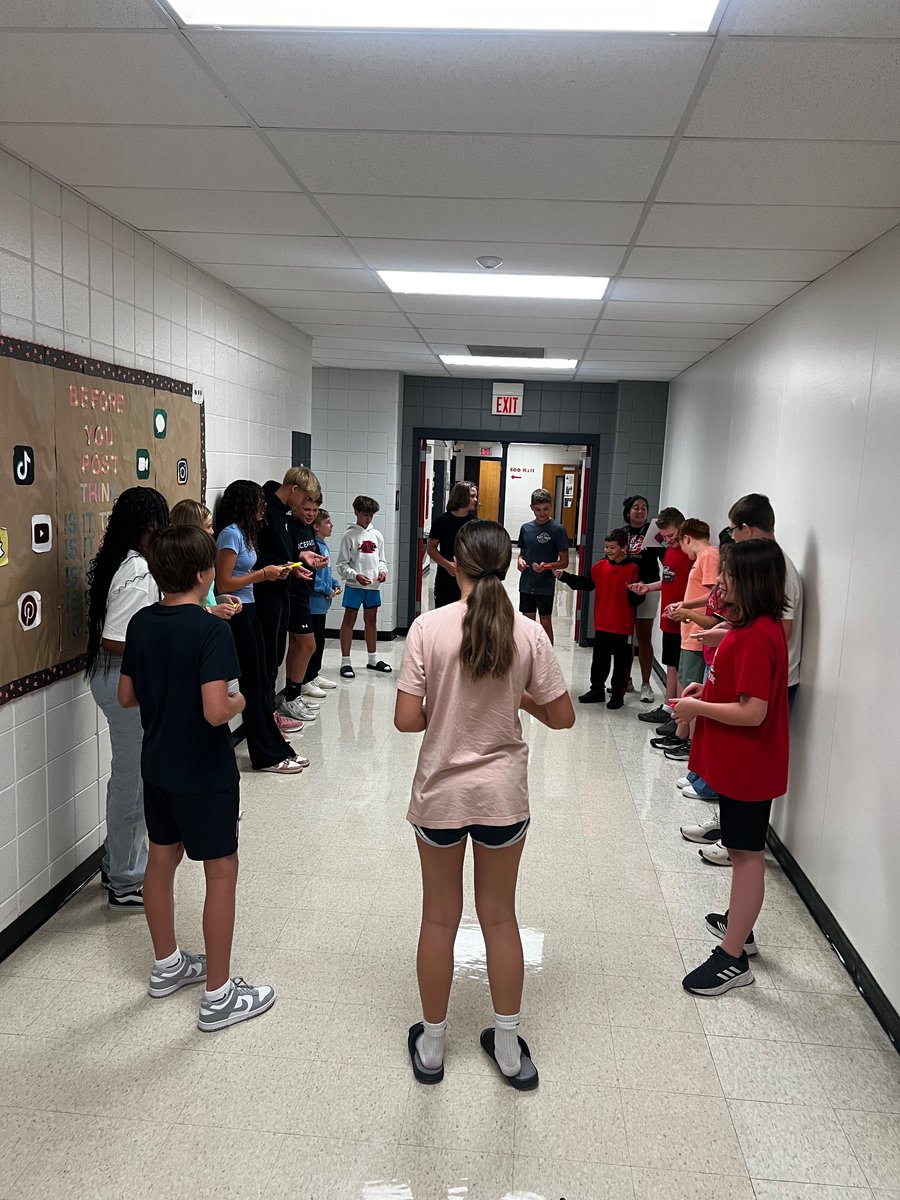 Ms. Reardon and her class were doing a fun “left to right” team building activity! These are super important during the first few days of school!