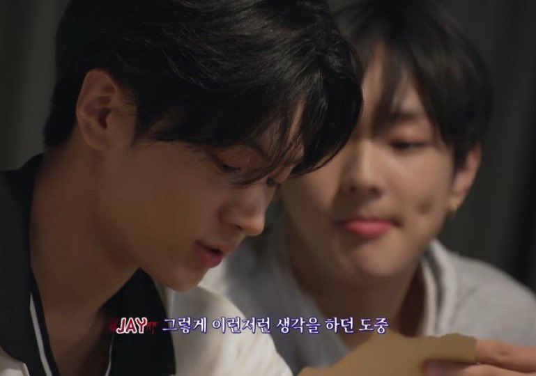 뒤에 귀쩡 머임
