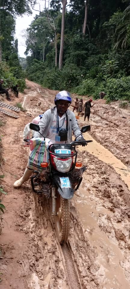 remeddrc's tweet photo. « Là où les routes s’arrêtent, l’engagement continue. »
Au #Maniema, notre superviseur SBC a parcouru 486 km en 4 jours à moto pour ravitailler les relais communautaires en fiches de rapportage.
Un geste simple, mais indispensable pour la santé communautaire.
#REMED #SBC https://t.co/pu6qS73Rxs