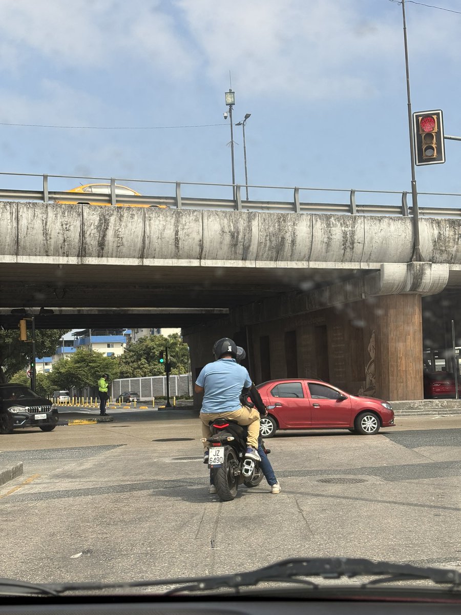 steencantos's tweet photo. Dos hombres en moto sobre el paso cebra, pasándose prácticamente la luz roja, frente a ellos “vigilantes de tránsito” en el teléfono, cool verdad? @ATMGuayaquil https://t.co/40AMP7OWKI