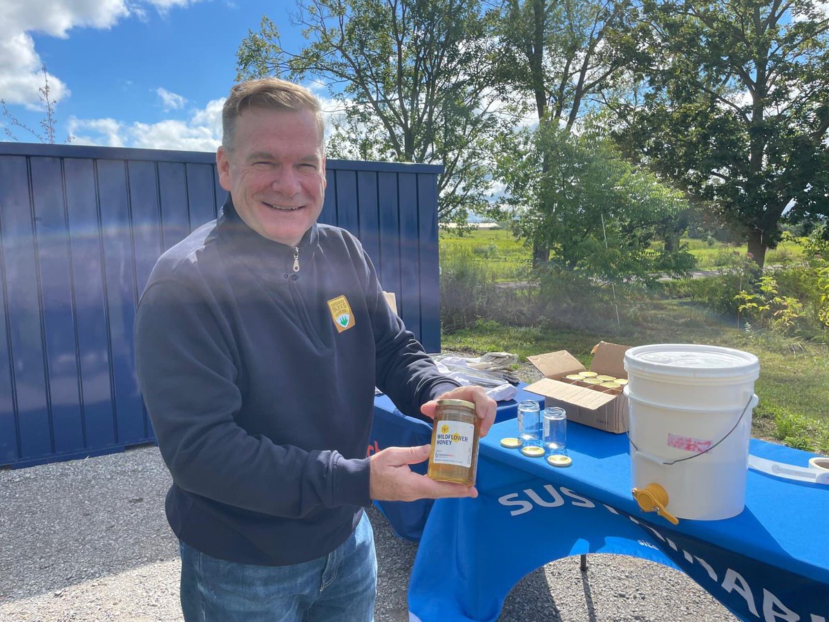 Had a great visit to Ontario Tech University's North Oshawa campus, in my riding of Durham. I am very impressed with their innovative work with solar panels, pollinator research,  and the ways they are supporting farmers and Ontario’s agricultural industry. Ontario Tech is making