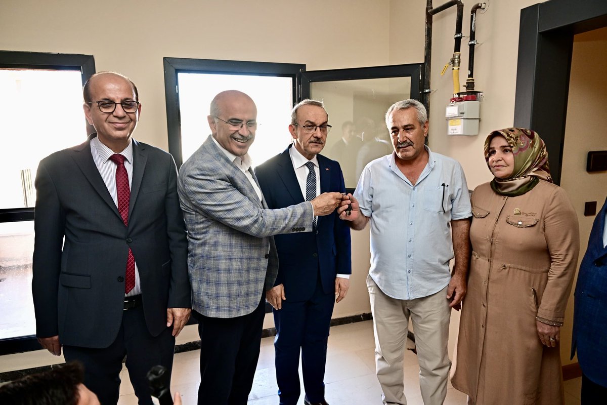 ilhangecit44's tweet photo. Valimiz Sn. Seddar Yavuz, Büyükşehir Belediye Başkanımız Sn. Sami Er ve İl Başkanımız Sn. Ali Bakan ile birlikte; Akkent Sitesi’nde yeni yuvalarına kavuşan Güler Ailesine misafir olduk. Yeşilevler’de yapımı tamamlanan 750 konut ile Yakınca Mahallesi’nde sona yaklaşan 304 konut ve 28 dükkanda da incelemelerde bulunduk.

Hemşehrilerimizin güvenli, modern ve huzurlu yaşam alanlarına kavuşması için süreci titizlikle takip ediyor, bu kıymetli yatırımlar için başta Cumhurbaşkanımız Sayın Recep Tayyip Erdoğan’a ve Çevre, Şehircilik ve İklim Değişikliği Bakanımız Sayın Murat Kurum’a teşekkür ediyorum.