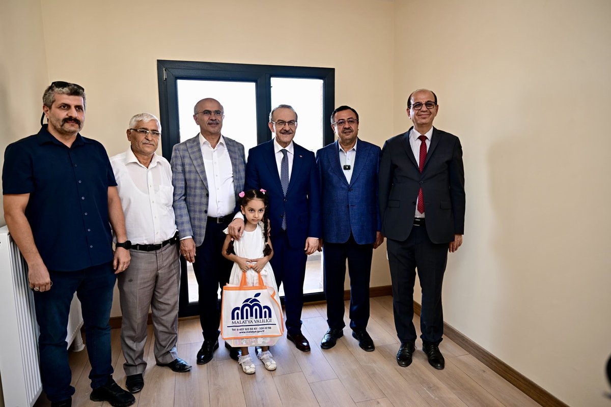 ilhangecit44's tweet photo. Valimiz Sn. Seddar Yavuz, Büyükşehir Belediye Başkanımız Sn. Sami Er ve İl Başkanımız Sn. Ali Bakan ile birlikte; Akkent Sitesi’nde yeni yuvalarına kavuşan Güler Ailesine misafir olduk. Yeşilevler’de yapımı tamamlanan 750 konut ile Yakınca Mahallesi’nde sona yaklaşan 304 konut ve 28 dükkanda da incelemelerde bulunduk.

Hemşehrilerimizin güvenli, modern ve huzurlu yaşam alanlarına kavuşması için süreci titizlikle takip ediyor, bu kıymetli yatırımlar için başta Cumhurbaşkanımız Sayın Recep Tayyip Erdoğan’a ve Çevre, Şehircilik ve İklim Değişikliği Bakanımız Sayın Murat Kurum’a teşekkür ediyorum.