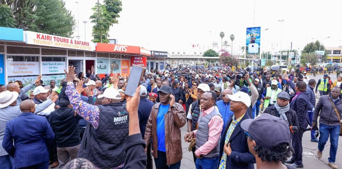 DCP Party Leader Hon Rigathi Gachagua Today was received overwhelimly by thousands of DCP supporters as he jetted back to the country from USA.
#KaribuRiggyG