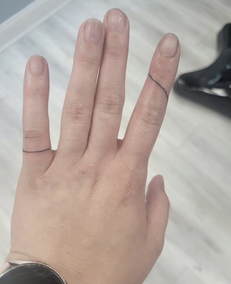 어떤 뜨개인의 타투. 이분 오늘 타투받고 이제 한동안 뜨개질 못 한다고...