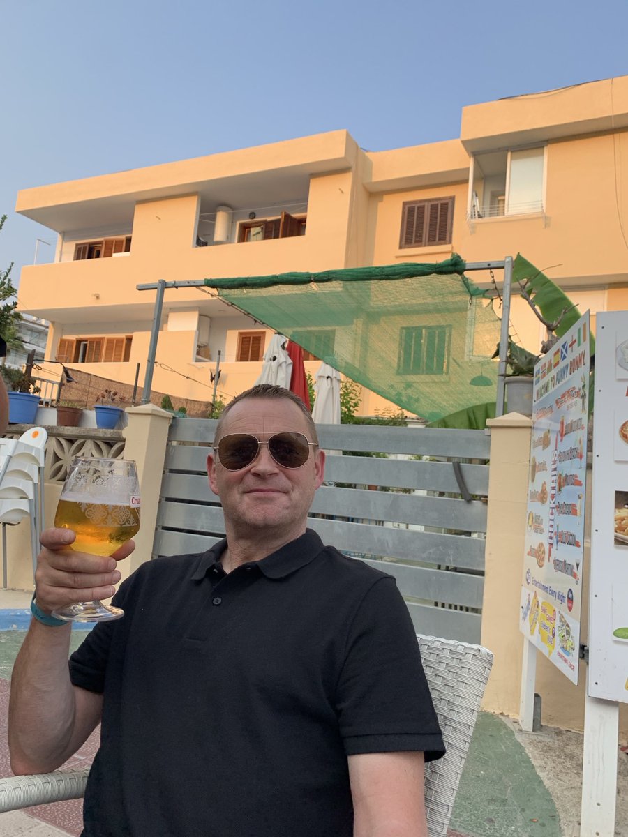 TimothyT70's tweet image. Mad dogs and Irishmen drink beer in the afternoon sun ☀️ 😂🍺