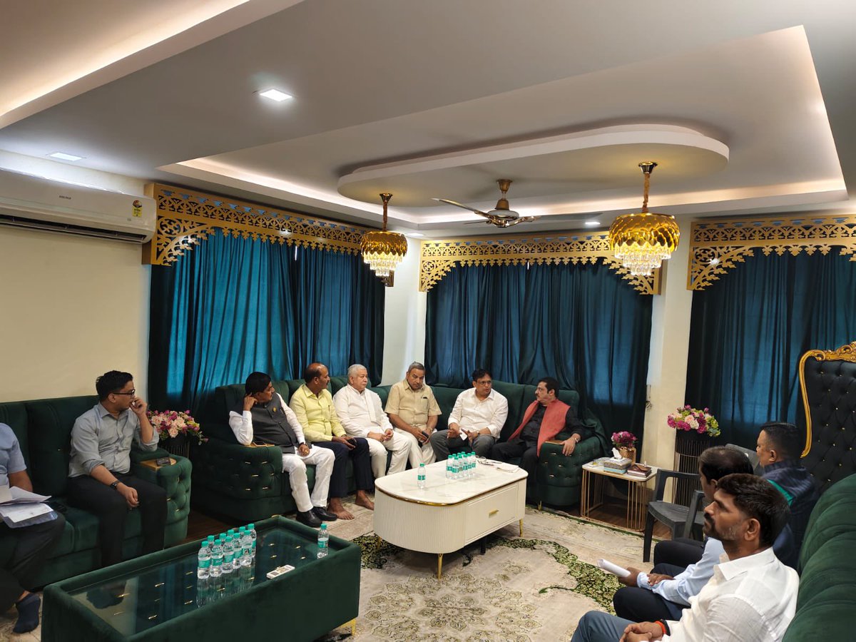 MLAHRGaviyappa's tweet image. ಕೆಕೆಆರ್‌ಡಿಬಿ ಮ್ಯಾಕ್ರೋ ಮತ್ತು ಮೈಕ್ರೋ ಆಕ್ಷನ್ ಪ್ಲಾನ್ ಕುರಿತು ಚರ್ಚಿಸಲು ಇಂದು ಮಾನ್ಯ ವಿಜಯನಗರ ಜಿಲ್ಲೆಯ ಉಸ್ತುವಾರಿಗಳು ಮತ್ತು ಸಚಿವರಾದ ಬಿ ಝೆಡ್ ಜಮೀರ್ ಅಹಮದ್ ಖಾನ್ ಅವರ ಸರ್ಕಾರಿ ಗೃಹ ಕಚೇರಿಯಲ್ಲಿ ಶಾಸಕರ ಮತ್ತು ಜಿಲ್ಲಾಧಿಕಾರಿಗಳೊಂದಿಗೆ ಸಭೆಯಲ್ಲಿ ಭಾಗವಹಿಸಿದೆ.
#karnataka #congress #hrgaviyappa