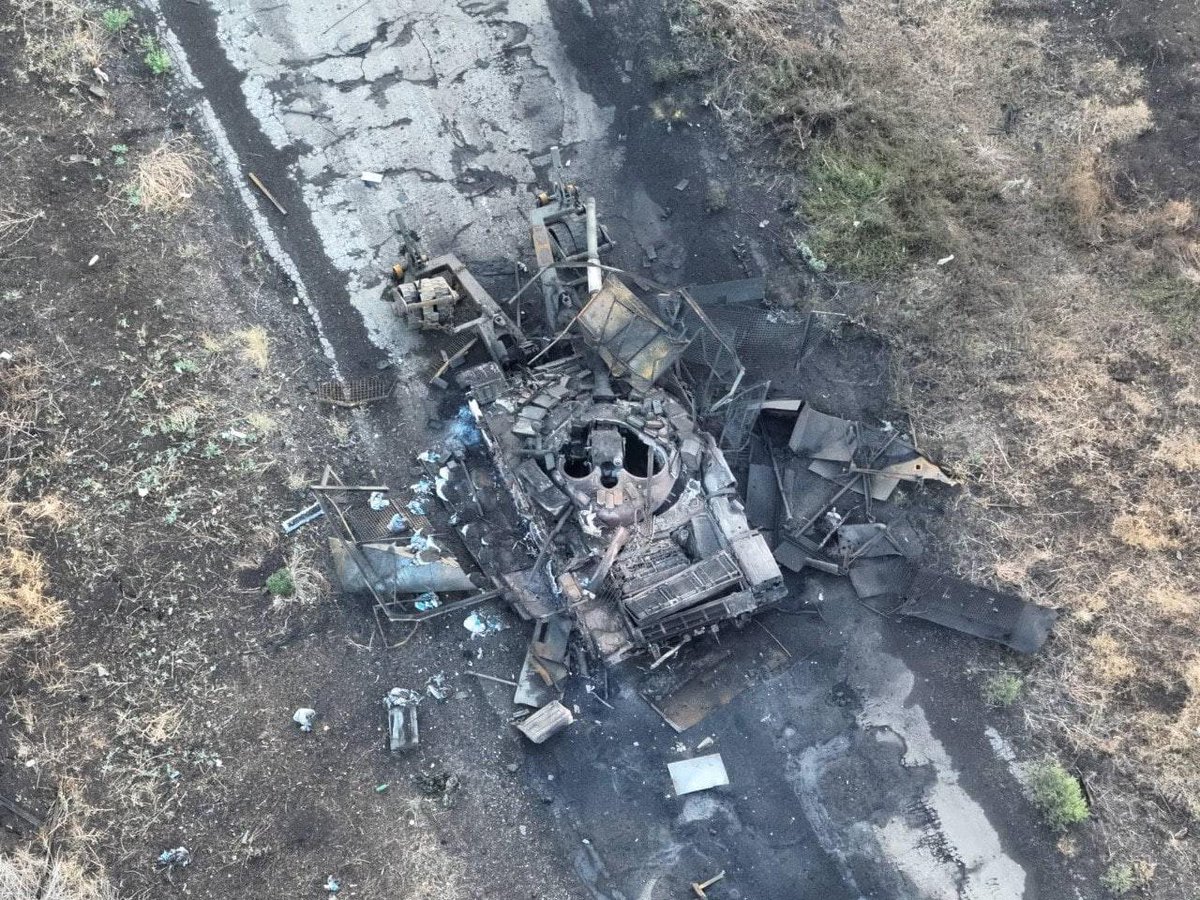 #ThrowbackLoss

This day year ago (2024) holds 16 visually confirmed 🇷🇺 losses in 🇺🇦. Among them this T-72B3 Obr. 2016 somewhere in Donetsk oblast that suffered unusual damage and had its turret roof blown off — along with what apparently used to be its turtle shell. 

1/3