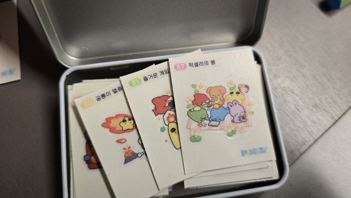 모은 띠부씰들은 모두 이 안에...
드디어 픽셀리 케이스에 픽셀리 띠부씰을 보관할 수 있어요🥹