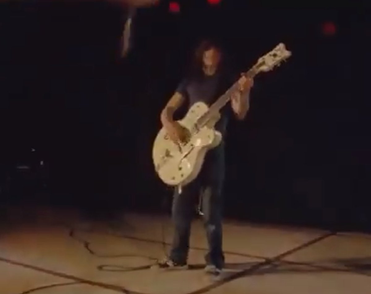 Retki snimak Malkolm Janga dok svira single cut kontrabas...
<a href="/grofvonpicmal/">GroF</a>