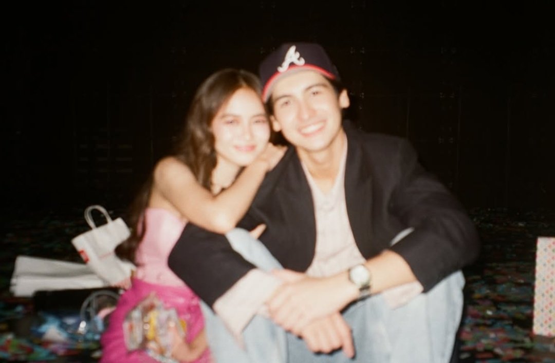 __ashnidres's tweet photo. Kulang na lang puro picture nila ni ash ang ipost niya https://t.co/9abom9TLdd