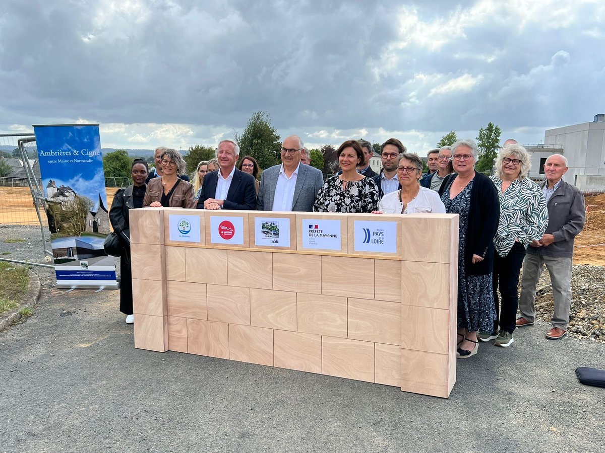 🏗️Pose de la 1ere pierre de l’EHPAD La Varenne à Ambrières-les-Vallées.
Un nouveau lieu de vie pour nos aînés, qui va offrir des conditions d’accueil diversifiées et adaptées dans un environnement moderne et à proximité des commerces, des transports, des associations et des