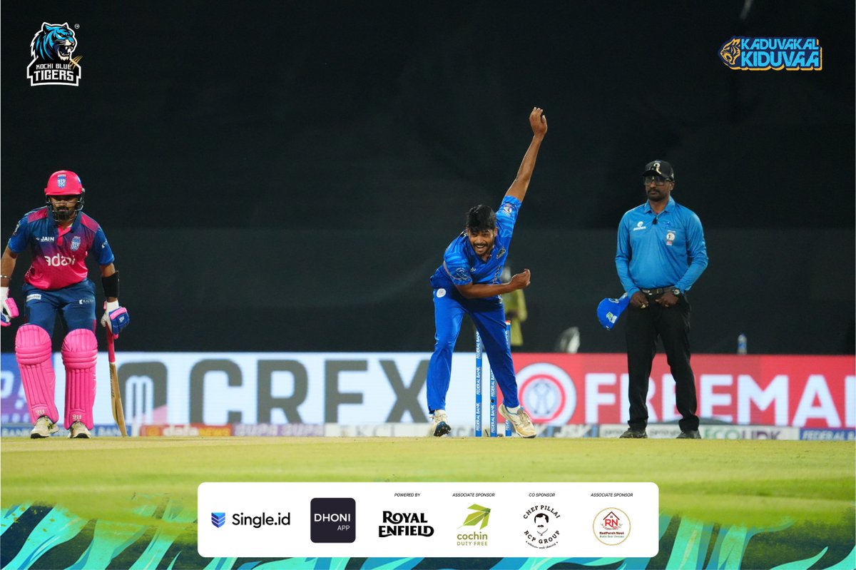 Kochibluetigers's tweet image. ⚡ BANG ON THE VERY FIRST BALL! ⚡
Wicket falls, crowd erupts – what a start to the innings! 🙌🔥

#KCL2025 #KeralaCricketLeague #PerfectStart #CricketFever