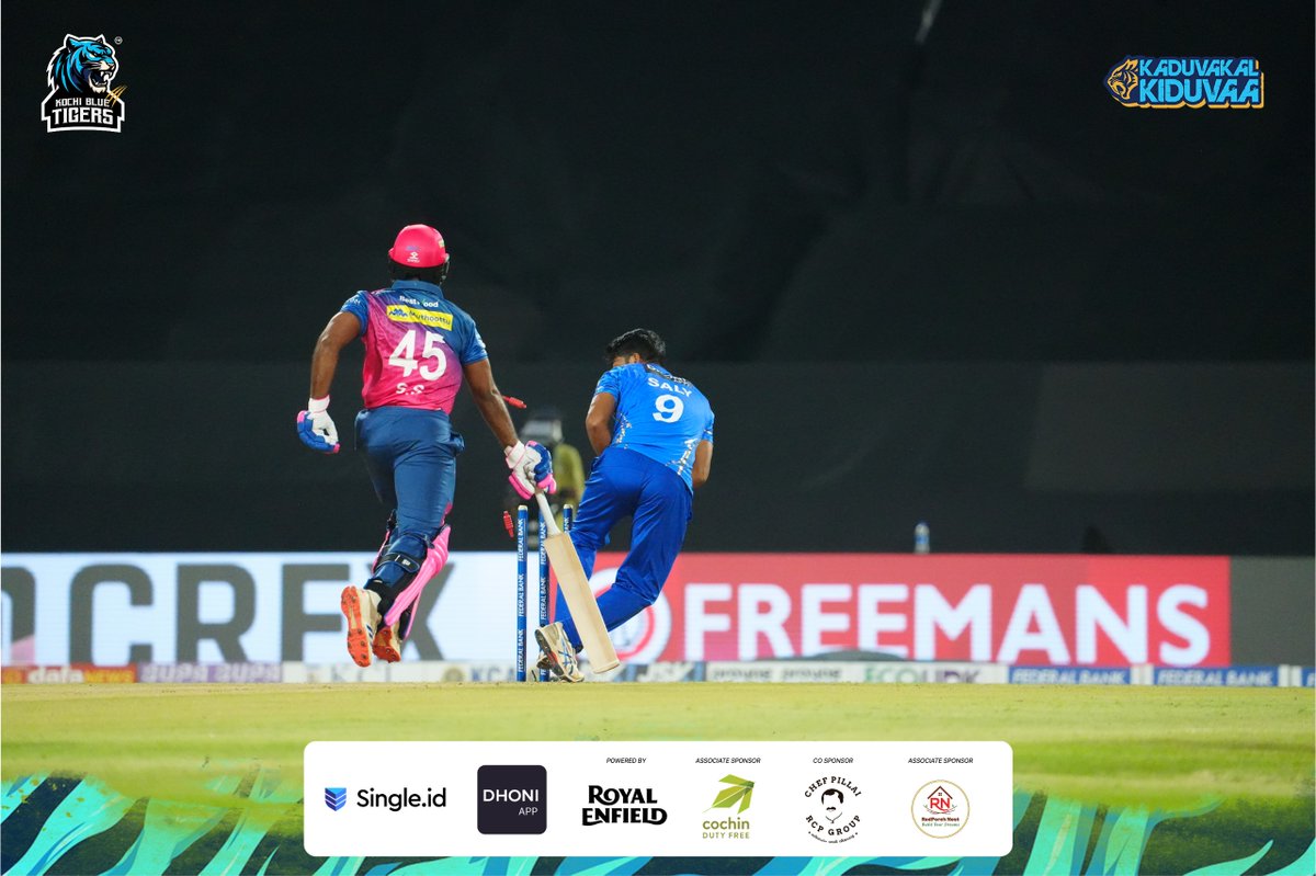 Kochibluetigers's tweet image. ⚡ BANG ON THE VERY FIRST BALL! ⚡
Wicket falls, crowd erupts – what a start to the innings! 🙌🔥

#KCL2025 #KeralaCricketLeague #PerfectStart #CricketFever