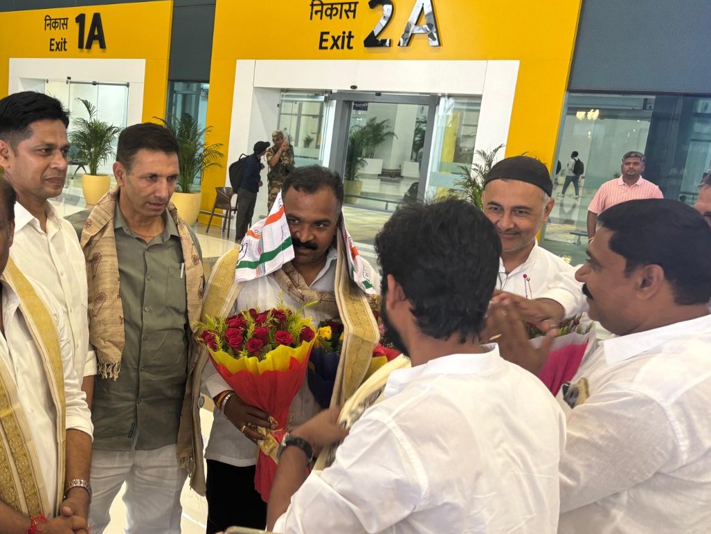Jitendra (Jitu) Patwari (@jitupatwari) on Twitter photo рдкрдЯрдирд╛ рдПрдпрд░рдкреЛрд░реНрдЯ рдкрд░ рдмрд┐рд╣рд╛рд░ рдХрд╛рдВрдЧреНрд░реЗрд╕ рдкрд░рд┐рд╡рд╛рд░ рджреНрд╡рд╛рд░рд╛ рдХрд┐рдП рдЧрдП рд╕реНрд╡рд╛рдЧрдд рд╕реЗ рдорди рдкреНрд░рд╕рдиреНрди рд╣реЛ рдЧрдпрд╛! рд╣рдо рд╕рднреА рдорд┐рд▓рдХрд░ рдЬрдирдирд╛рдпрдХ рд░рд╛рд╣реБрд▓ рдЧрд╛рдВрдзреА рдЬреА рдХреЗ рд╕рдкрдиреЛрдВ рдХреЛ рдкреВрд░рд╛ рдХрд░реЗрдВрдЧреЗ!
рдорд┐рд▓рдХрд░ рд▓рдбрд╝реЗрдВрдЧреЗ,
рд╣рд░ рд╣рд╛рд▓ рдореЗрдВ рдЬреАрддреЗрдВрдЧреЗ! рдкрдЯрдирд╛ рдПрдпрд░рдкреЛрд░реНрдЯ рдкрд░ рдмрд┐рд╣рд╛рд░ рдХрд╛рдВрдЧреНрд░реЗрд╕ рдкрд░рд┐рд╡рд╛рд░ рджреНрд╡рд╛рд░рд╛ рдХрд┐рдП рдЧрдП рд╕реНрд╡рд╛рдЧрдд рд╕реЗ рдорди рдкреНрд░рд╕рдиреНрди рд╣реЛ рдЧрдпрд╛! рд╣рдо рд╕рднреА рдорд┐рд▓рдХрд░ рдЬрдирдирд╛рдпрдХ рд░рд╛рд╣реБрд▓ рдЧрд╛рдВрдзреА рдЬреА рдХреЗ рд╕рдкрдиреЛрдВ рдХреЛ рдкреВрд░рд╛ рдХрд░реЗрдВрдЧреЗ!
рдорд┐рд▓рдХрд░ рд▓рдбрд╝реЗрдВрдЧреЗ,
рд╣рд░ рд╣рд╛рд▓ рдореЗрдВ рдЬреАрддреЗрдВрдЧреЗ!