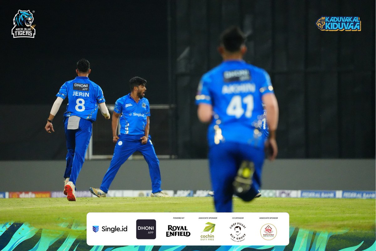 Kochibluetigers's tweet image. ⚡ BANG ON THE VERY FIRST BALL! ⚡
Wicket falls, crowd erupts – what a start to the innings! 🙌🔥

#KCL2025 #KeralaCricketLeague #PerfectStart #CricketFever