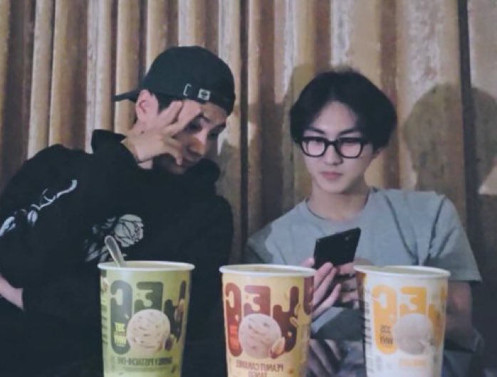 ฟอ อิ นอ ฟินค่ดๆเลยวันนี้ เสิร์ฟไม่พักทั้งคอนเท้นทั้งไลฟ์ คู่รักนักกินมาก นั่งเอียงหากันไม่หยุด คนนึงก็ช่างพูดคนนึงก็ตั้งใจฟัง ถูกแล้วที่คบกัน แม่ยินดีหลาย 🥹